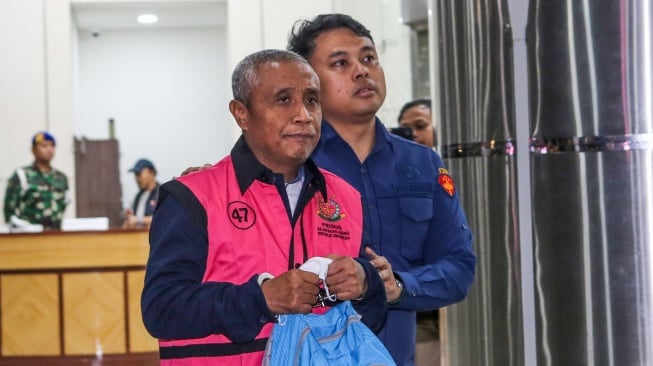 SVP Integreted Supply Chain Pertamina periode 2018-2020 Hasto Wibowo (kiri) mengenakan rompi tahanan usai menjalani pemeriksaan di Gedung Kejaksaan Agung, Jakarta, Kamis (10/7/2025). [ANTARA FOTO/Asprilla Dwi Adha/bar]