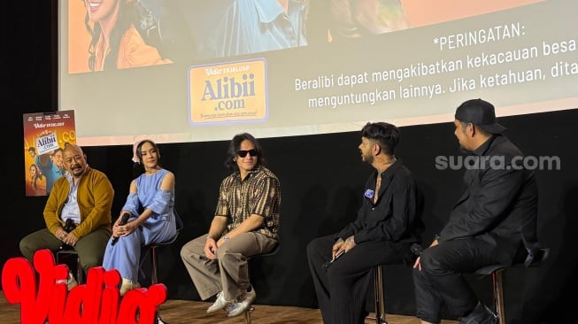 Lyodra, Jefri Nichol, Indro Warkop, dan Onadio Leonardo dalam konferensi pers rilis film Alibii.com di kawasan Senayan, Jakarta Pusat pada Kamis, 10 Juli 2025. [Suara.com/Tiara Rosana]