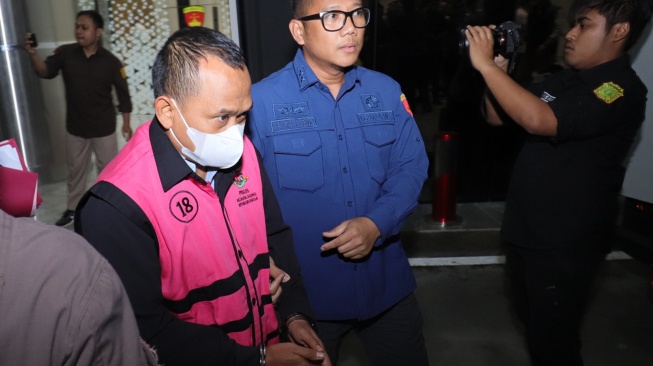 Business Development Manager PT Mahameru Kencana Abadi Indra Putra (kiri) mengenakan rompi tahanan usai menjalani pemeriksaan di Gedung Kejaksaan Agung, Jakarta, Kamis (10/7/2025). [ANTARA FOTO/Asprilla Dwi Adha/bar]