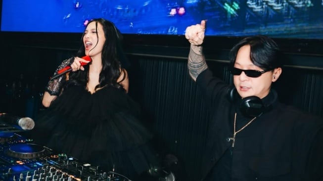 Erika Carlina mengonfirmasi kalau dirinya kini menjalin hubungan spesial dengan DJ Bravy. [Instagram]