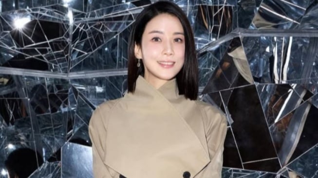 4 OOTD Earthy Classy ala Lee Bo Young, Gaya Elegan yang Gak Berlebihan!