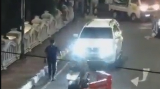 Detik-detik pengemudi mobil putih di Jogja yang nekat geser water barrier viral. [X]