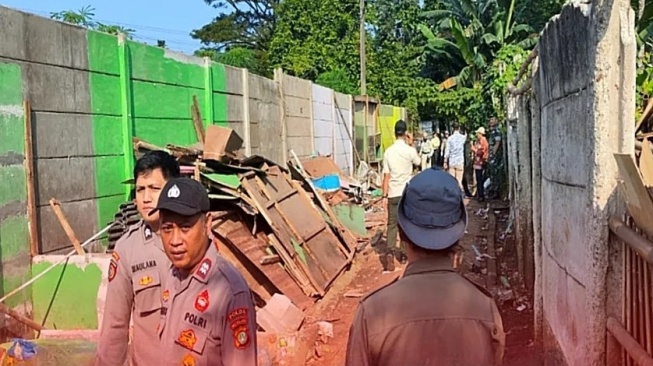 Jadi Sarang Prostitusi dan Miras, Bangunan Liar di Setu Tangsel Dibongkar