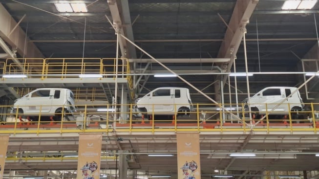 Proses produksi mobil listrik Wuling di Greenland International Industrial Center di Cikarang, Bekasi, Jawa Barat(Foto: SUARA.com/Manuel Jeghesta)