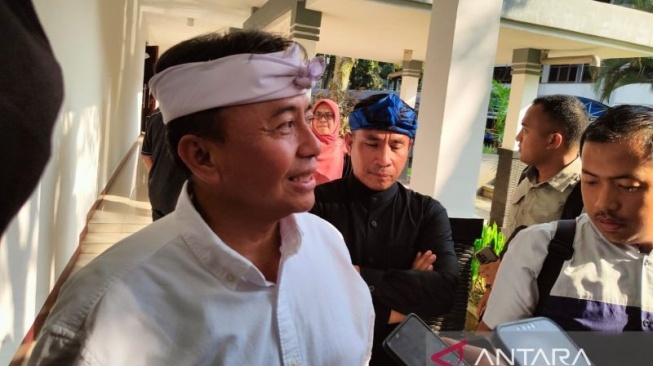 Sekda Jawa Barat(Jabar), Herman Suryatman memberikan keterangan soal kebijakan Dedi Mulyadi soal pelibatan TNI/Polri dan jam masuk 06.30 WIB jelang MPLS di Kompleks Dinas Pendidikan Jawa Barat, Bandung, Kamis 10 Juli 2025.. ANTARA/Ricky Prayoga