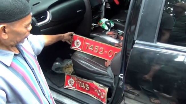 Ulah Mobil Dinas Fortuner di Jaktim, Seruduk 7 Kendaraan di Lampu Merah