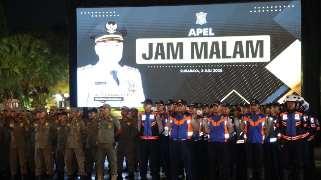 Wali Kota Surabaya Eri Cahyadi menekankan bahwa pembatasan jam malam ini harus menjadi alarm bagi orangtua agar lebih peduli aktivitas anak-anaknya  (Dok: Pemkot Surabaya)