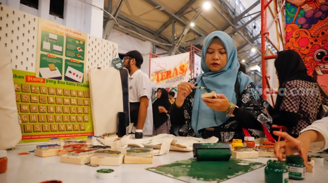 Pengunjung melihat karya yang ditampilkan pada pameran Terasi (Teras Inspirasi) 2025 di Pos Bloc, Jakarta, Sabtu (12/7/2025). [Suara.com/Alfian Winanto]