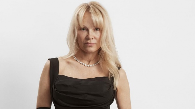 Pamela Anderson kini kerap tampil tanpa riasan atau makeup. [Instagram]