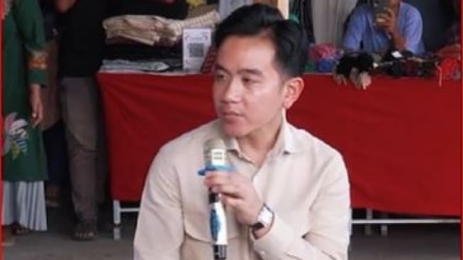 Gibran Borong Outer Lurik di Klaten: "Bisa Buat Ngemall Atau Ngopi Sore