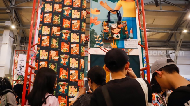 Pengunjung melihat karya yang ditampilkan pada pameran Terasi (Teras Inspirasi) 2025 di Pos Bloc, Jakarta, Sabtu (12/7/2025). [Suara.com/Alfian Winanto]