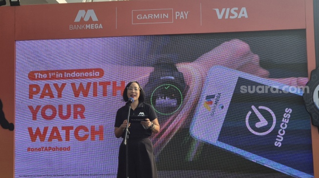 Marketing Communications Senior Manager Garmin Indonesia, Chandrawidhi Desideriani dalam peluncuran teknologi Tap to Pay with Garmin Pay di Jakarta, Sabtu (12/7/2025). [Suara.com/Dythia]