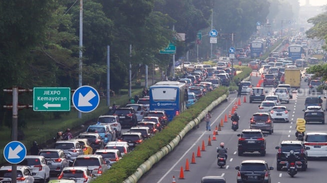 Antrean kendaraan menuju ke pintu masuk Pekan Raya Jakarta (PRJ) di JIExpo, Kemayoran, Jakarta, Sabtu (12/7/2025). [Suara.com/Alfian Winanto]