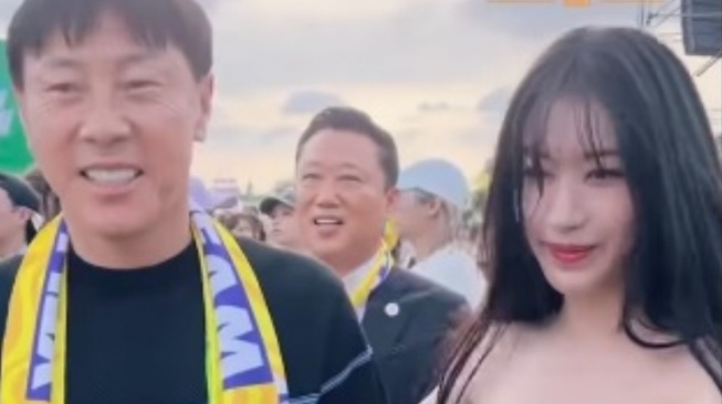 Shin Tae-yong Jalan dengan Cewek Seksi Pakai Kemben, Publik Ingatkan Ada Istri di Rumah