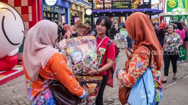 Pengunjung memadati event Jakarta Fair Kemayoran 2025 di JIExpo, Jakarta, Sabtu (12/7/2025). [Suara.com/Alfian Winanto]