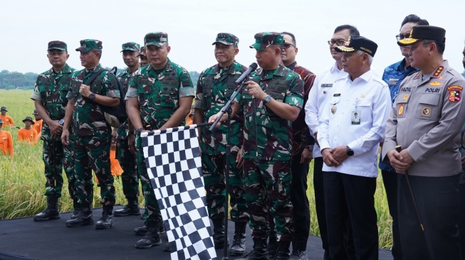 Panglima TNI Jenderal TNI Agus Subiyanto melepas bantuan 40 ton beras hasil panen Kodam I/BB yang diberikan untuk Makan Bergizi Gratis (MBG). [ANTARA]