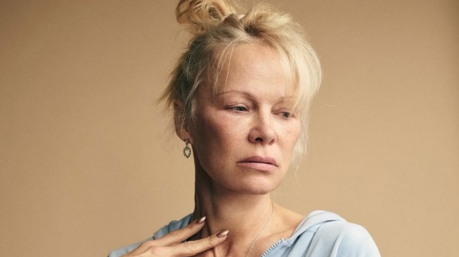 Pamela Anderson: Kebangkitan Ikon yang Tak Terduga, dari Baywatch ke Wajah Polos Tanpa Makeup