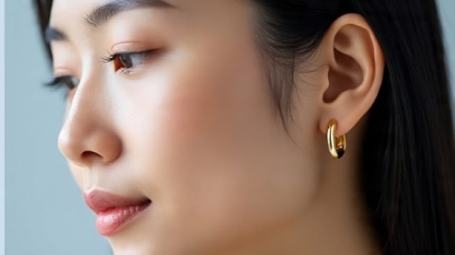 Anting Huggies Emas