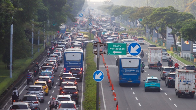 Jelang Hari Terakhir Jakarta Fair 2025, Antrean Kendaraan Mengular