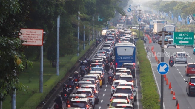 Antrean kendaraan menuju ke pintu masuk Pekan Raya Jakarta (PRJ) di JIExpo, Kemayoran, Jakarta, Sabtu (12/7/2025). [Suara.com/Alfian Winanto]