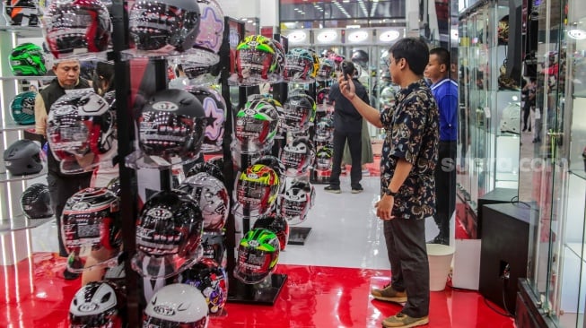 Pengunjung memadati event Jakarta Fair Kemayoran 2025 di JIExpo, Jakarta, Sabtu (12/7/2025). [Suara.com/Alfian Winanto]