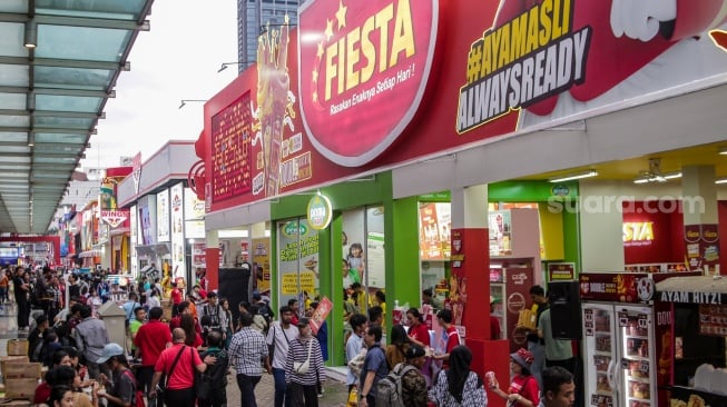 Pengunjung memadati event Jakarta Fair Kemayoran 2025 di JIExpo, Jakarta, Sabtu (12/7/2025). [Suara.com/Alfian Winanto]