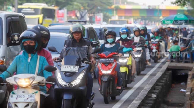 Antrean kendaraan menuju ke pintu masuk Pekan Raya Jakarta (PRJ) di JIExpo, Kemayoran, Jakarta, Sabtu (12/7/2025). [Suara.com/Alfian Winanto]