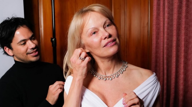 Pamela Anderson kini kerap tampil tanpa riasan atau makeup. [Instagram]