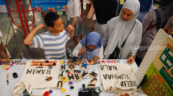 Pengunjung melihat karya yang ditampilkan pada pameran Terasi (Teras Inspirasi) 2025 di Pos Bloc, Jakarta, Sabtu (12/7/2025). [Suara.com/Alfian Winanto]