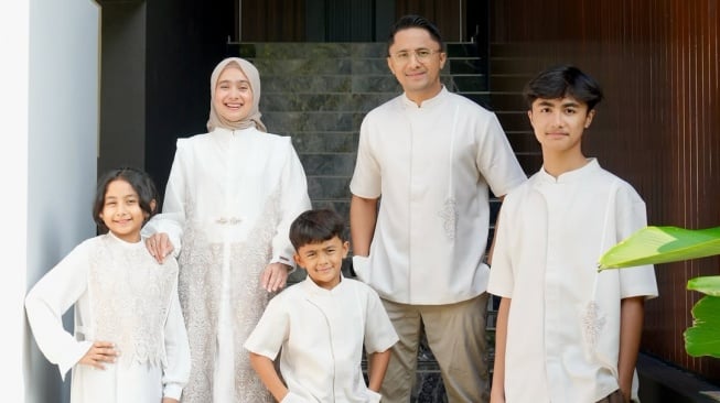 Hengki Kurniawan dan Sonya Fatmala bersama ketiga anaknya. [Instagram]