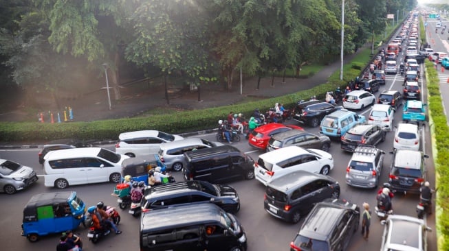 Antrean kendaraan menuju ke pintu masuk Pekan Raya Jakarta (PRJ) di JIExpo, Kemayoran, Jakarta, Sabtu (12/7/2025). [Suara.com/Alfian Winanto]
