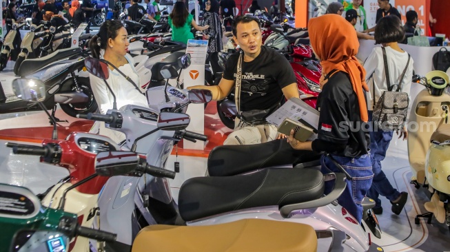 Pengunjung memadati event Jakarta Fair Kemayoran 2025 di JIExpo, Jakarta, Sabtu (12/7/2025). [Suara.com/Alfian Winanto]