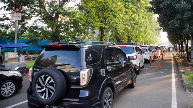Antrean kendaraan menuju ke pintu masuk Pekan Raya Jakarta (PRJ) di JIExpo, Kemayoran, Jakarta, Sabtu (12/7/2025). [Suara.com/Alfian Winanto]