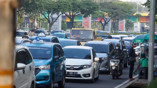 Antrean kendaraan menuju ke pintu masuk Pekan Raya Jakarta (PRJ) di JIExpo, Kemayoran, Jakarta, Sabtu (12/7/2025). [Suara.com/Alfian Winanto]