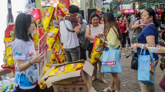 Pengunjung memadati event Jakarta Fair Kemayoran 2025 di JIExpo, Jakarta, Sabtu (12/7/2025). [Suara.com/Alfian Winanto]