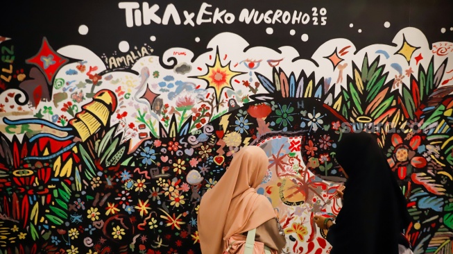 Pengunjung melihat karya yang ditampilkan pada pameran Terasi (Teras Inspirasi) 2025 di Pos Bloc, Jakarta, Sabtu (12/7/2025). [Suara.com/Alfian Winanto]