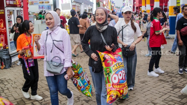Pengunjung memadati event Jakarta Fair Kemayoran 2025 di JIExpo, Jakarta, Sabtu (12/7/2025). [Suara.com/Alfian Winanto]