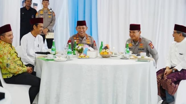 Kapolri Jenderal Listyo duduk semeja dengan Rocky Gerung, Ustaz Abdul Somad (UAS), Gubernur Riau (Gubri) Abdul Wahid dan Kapolda Herry Heryawan. [Dok Polda Riau]