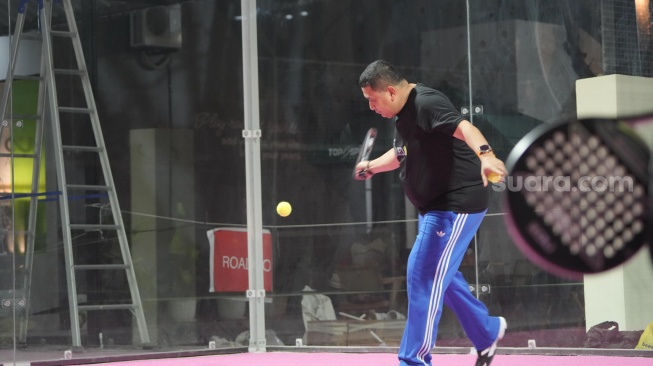 Wali Kota Makassar, Munafri Arifuddin, mencoba fasilitas olahraga modern padel di Top Spin Arena Makassar, pada Minggu (13/7/2025) [SuaraSulsel.id/Humas Pemkot Makassar]