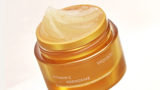 Wardah Vitamin C + Adenosine Radiant Charge Gel Moisturizer.