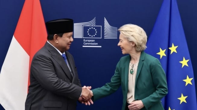 Presiden Prabowo Subianto (kiri) disambut oleh Presiden Komisi Eropa Ursula von der Leyen (kanan) saat keduanya bertemu di markas Komisi Eropa, Gedung Berlaymont, Brussels, Belgia, Minggu (13/7/2025). ANTARA/HO-Tim Media Presiden Prabowo Subianto.