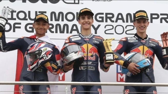 Start di Posisi 12, Pebalap Indonesia Sukses Raih Podium Perdana di Red Bull Rookies Cup