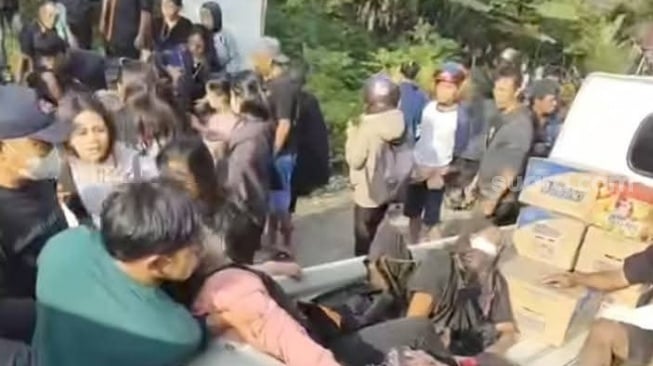 Sebuah truk di kabupaten Toraja Utara yang mengangkut puluhan penumpang masuk jurang dan menewaskan delapan orang [SuaraSulsel.id/Istimewa]