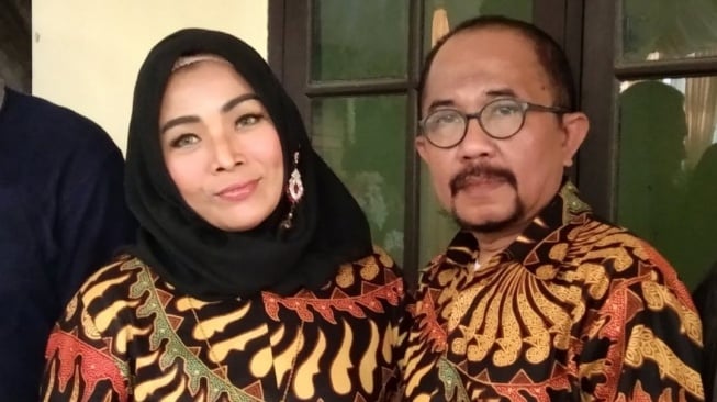 Yunita Ababiel bersama suami, Alik Ababiel. Yunita meninggal dunia karena penyakit kanker payudara. [Instagram]