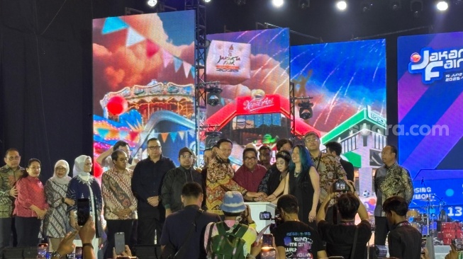 Sambutan Wakil Gubernur DKI Jakarta, Rano Karno dalam upacara penutupan Jakarta Fair 2025 di JIExpo Kemayoran, Jakarta Utara pada Minggu, 13 Juli 2025 malam. [Suara.com/Tiara Rosana]