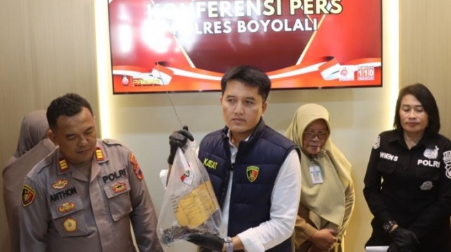 Polisi menunjukkan barang bukti saat pers rilis kasus dugaan kekerasan terhadap anak di Boyolali, Senin (14/7/2025). (Polres Boyolali).