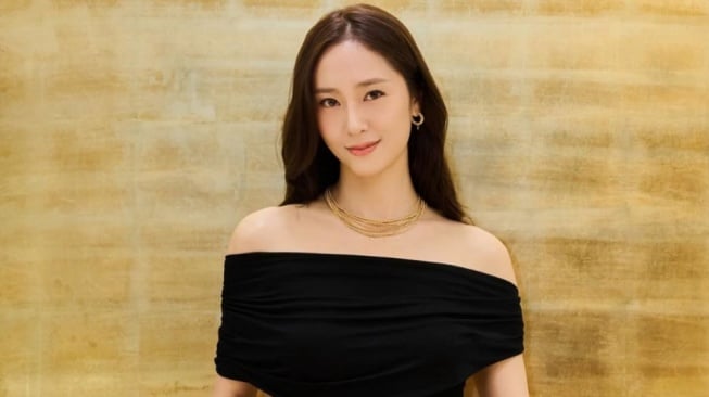 Mau Hangout Tetap Classy? Intip 4 Gaya Kasual Elegan ala Krystal Jung