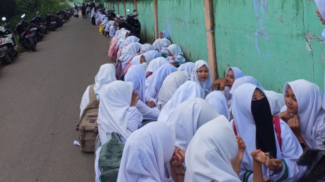 Ironi Pemkab Deli Serdang Segel Sekolah, Siswa Al-Washliyah Belajar di Luar