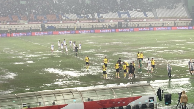 Oxford United Main di Kubangan, 'Banjir' Si Jalak Harupat Jadi Sorotan Media Asing
