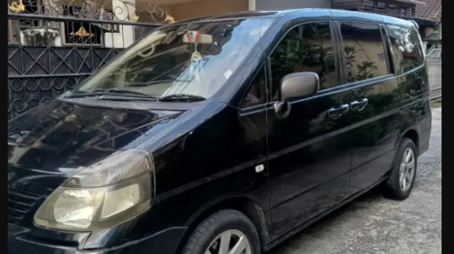 Nissan Serena C24 (OLX)